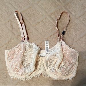 Victoria’s Secret Light Pink Lace Bra With Straps Size 38DD New with tags
